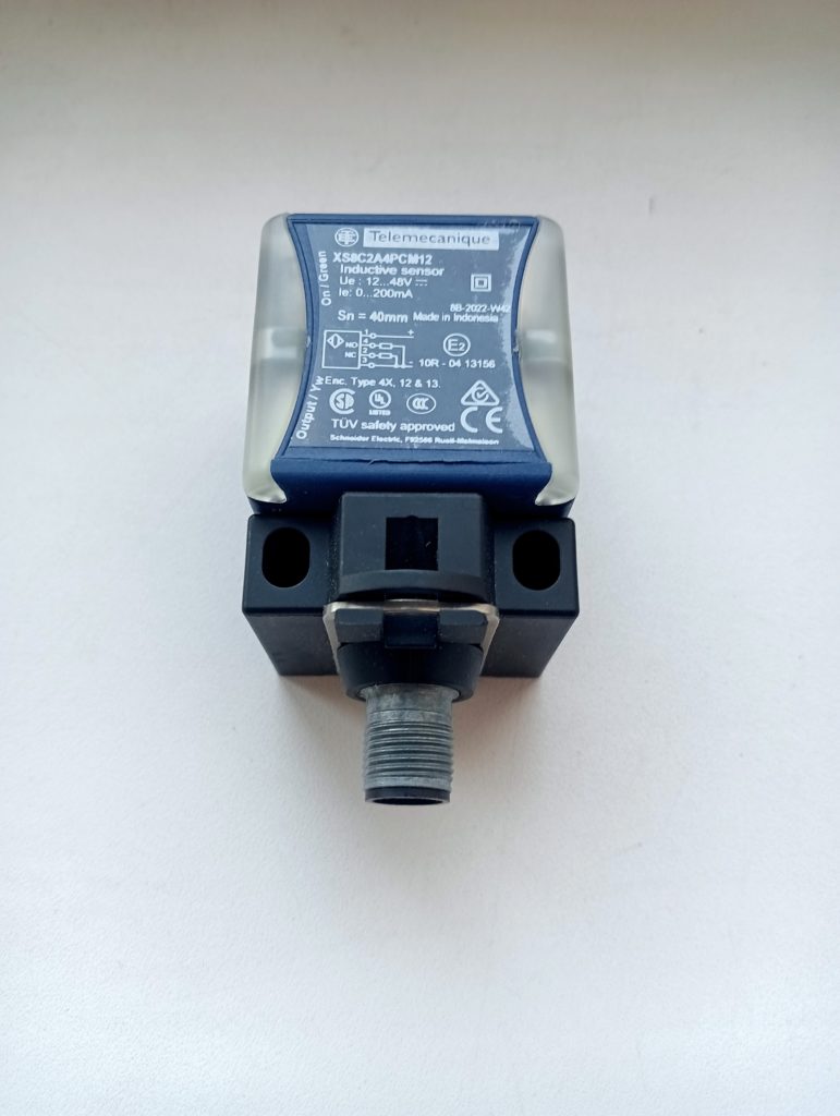 Индуктивный датчик безопасности Telemecanique XS8C2A4PCM12